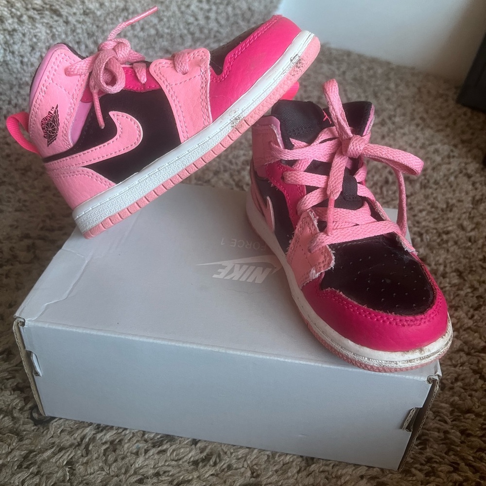 Nike Force 1’s 7/10 Condition Needs A Wipe Down